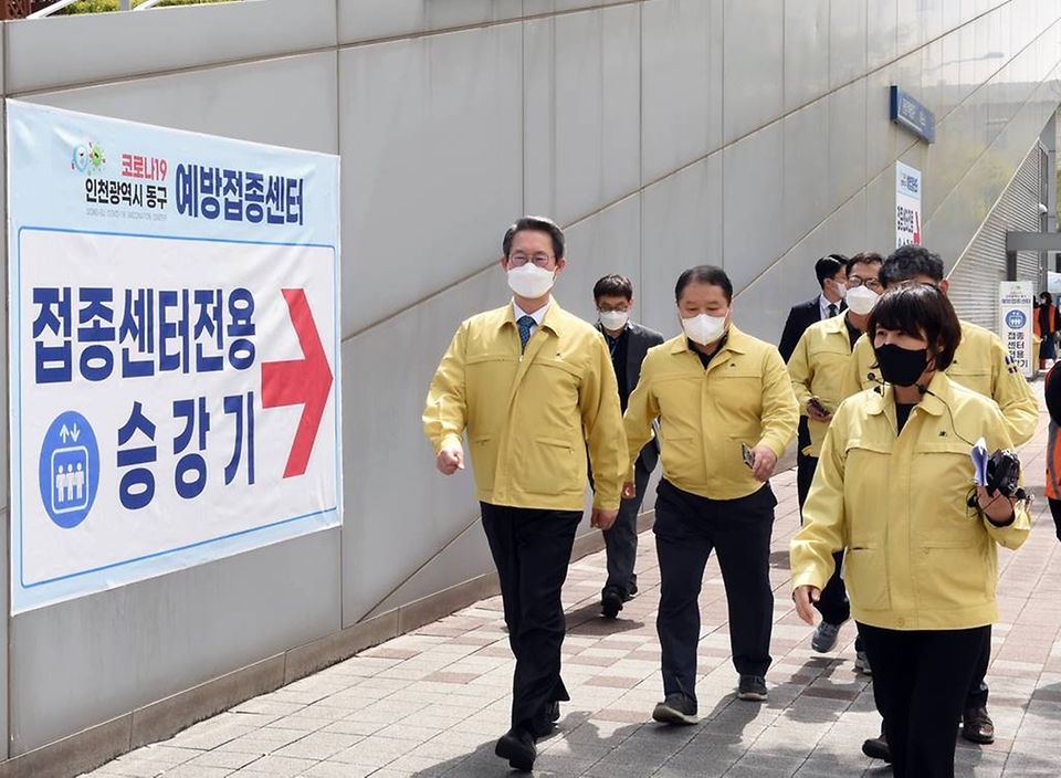 김희겸 행정안전부 재난안전관리본부장이 16일 오후 인천 동구 송림체육관에 마련된 백신 예방접종센터를 방문해 예방접종센터 현장을 점검하고 있다.