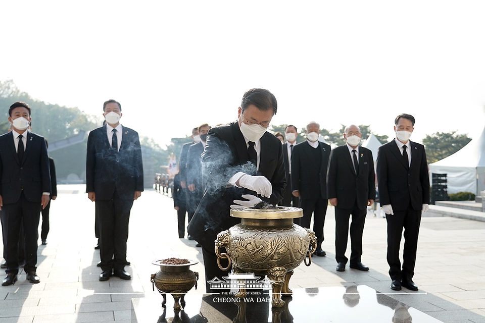 문재인 대통령이 19일 서울 강북구 국립 4·19 민주묘지 기념탑에서 분향하고 있다. 