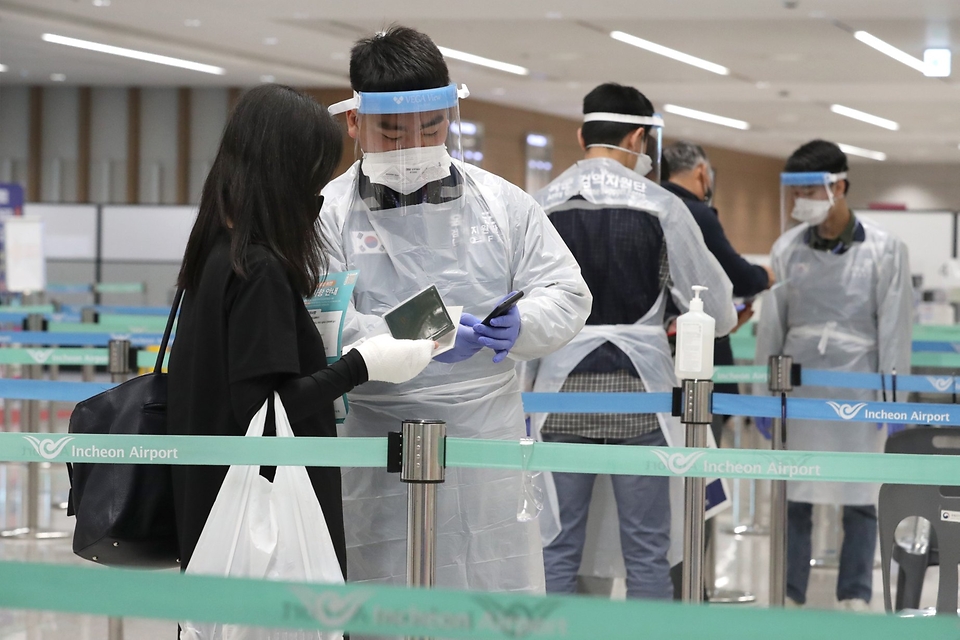 육군수도군단 장병들이 인천국제공항 제2여객터미널 동편 입국장에서 입국자들의 연락처와 격리장소를 확인하고 자가격리·자가진단 애플리케이션 설치 방법을 안내하고 있다. (출처=국방일보)