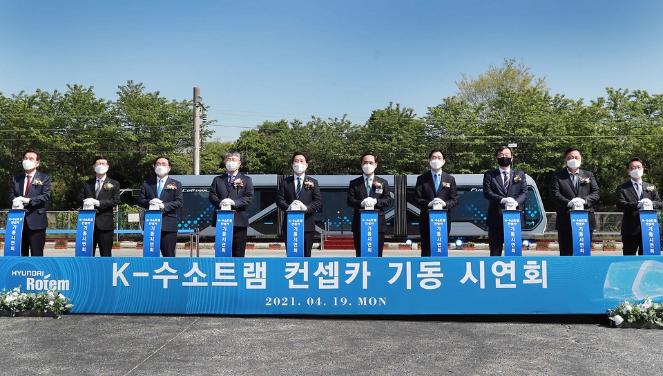 성윤모 산업통상자원부 장관이 19일 오후 경남 창원시 현대로템 창원공장에서 열린 수소트램 컨셉카 공개행사에 참석하고 있다.