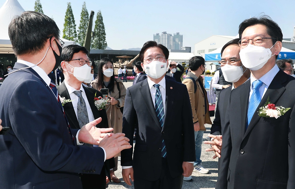 성윤모 산업통상자원부 장관이 19일 오후 경남 창원시 현대로템 창원공장에서 열린 수소트램 컨셉카 공개행사에 참석하고 있다.