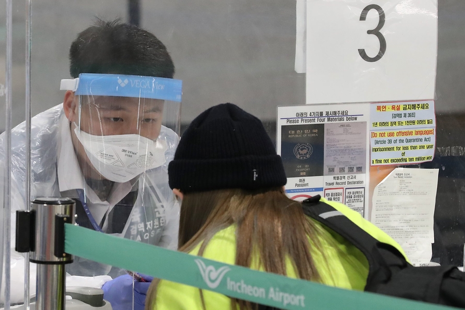 육군수도군단 장병들이 인천국제공항 제2여객터미널 동편 입국장에서 입국자들의 연락처와 격리장소를 확인하고 자가격리·자가진단 애플리케이션 설치 방법을 안내하고 있다. (출처=국방일보)