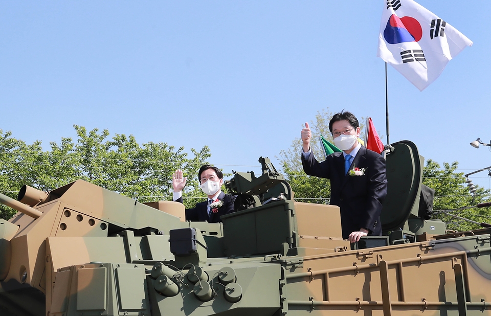 성윤모 산업통상자원부 장관이 19일 오후 경남 창원시 현대로템 창원공장에서 열린 수소트램 컨셉카 공개행사에 참석해 김경수 경남지사와 K2 흑표 전차 시승을 하고 있다.