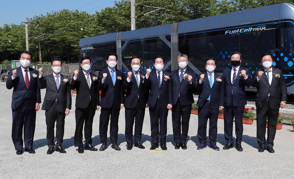 성윤모 산업통상자원부 장관이 19일 오후 경남 창원시 현대로템 창원공장에서 열린 수소트램 컨셉카 공개행사에 참석해 관계자들과 기념촬영을 하고 있다.