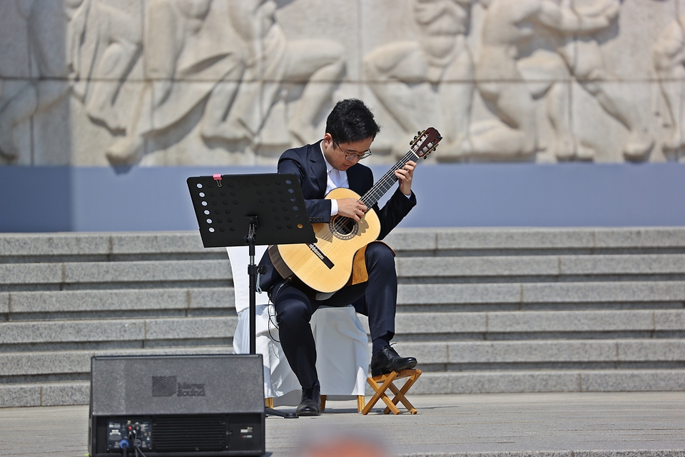 19일 오전 서울 강북구 국립 4·19민주묘지에서 열린 제61주년 4·19혁명 기념식에서 기념공연을 하고 있다.