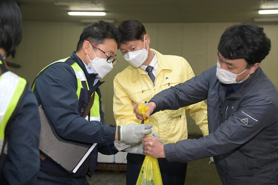 김강립 식약처장이 19일 오후 부산 감천항 수입식품검사소에서 일본산 수입 수산물 방사능 검사를 위한 검체를 옮기고 있다.