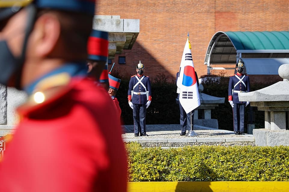 콜롬비아의 한국전 참전 70주년을 기념하고 기억하기 위해 외교부 최종건 1차관 등 우리 대표단이 20일(현지시간) 콜롬비아 참전기념탑을 방문하고 있다.