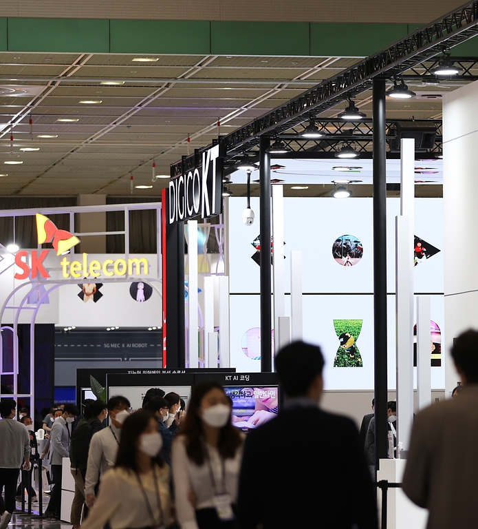 서울 강남구 코엑스에서 우리 일상과 더 가까워진 IT 기술을 한자리에서 볼 수 있는 2021 월드 IT쇼 및 ICT기술사업화 페스티벌이 동시에 열리고 있다.