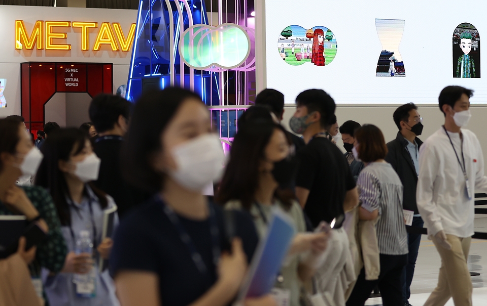 서울 강남구 코엑스에서 우리 일상과 더 가까워진 IT 기술을 한자리에서 볼 수 있는 2021 월드 IT쇼 및 ICT기술사업화 페스티벌이 동시에 열리고 있다.