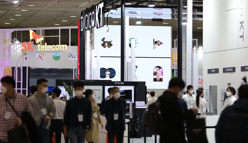 서울 강남구 코엑스에서 우리 일상과 더 가까워진 IT 기술을 한자리에서 볼 수 있는 2021 월드 IT쇼 및 ICT기술사업화 페스티벌이 동시에 열리고 있다.