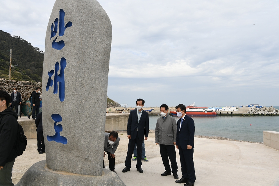 문성혁 해양수산부 장관, 김영록 전남지사, 박우량 신안군수가 22일 오후 전남 신안군 흑산면 만재도에서 열린 만재도 어촌뉴딜 사업 준공식에서 마을을 둘러보고 있다. 