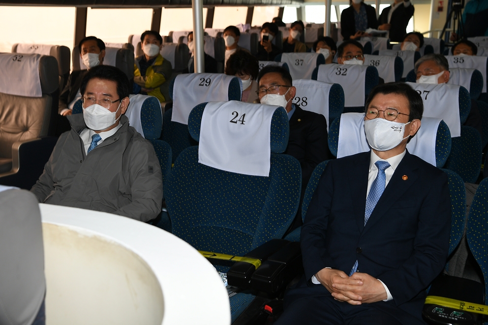 문성혁 해양수산부장관, 김영록 전라남도지사가 22일 오후 목포와 신안군 흑산면 만재항 간 여객선에서 열린 어촌뉴딜 300추진 현황 및 성과 선상포럼에 참석하고 있다.