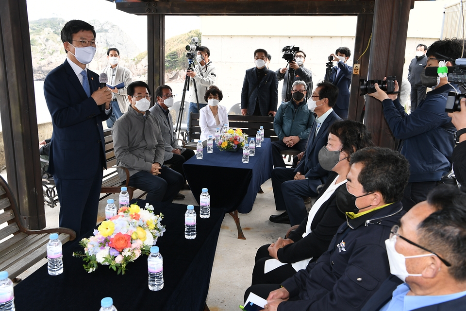 문성혁 해양수산부 장관, 김영록 전라남도지사, 박우량 신안군수가 22일 오후 신안군 흑산면 만재도에서 열린 만재도 어촌뉴딜 사업 준공식에서 주민들과 간담회를 갖고 있다.