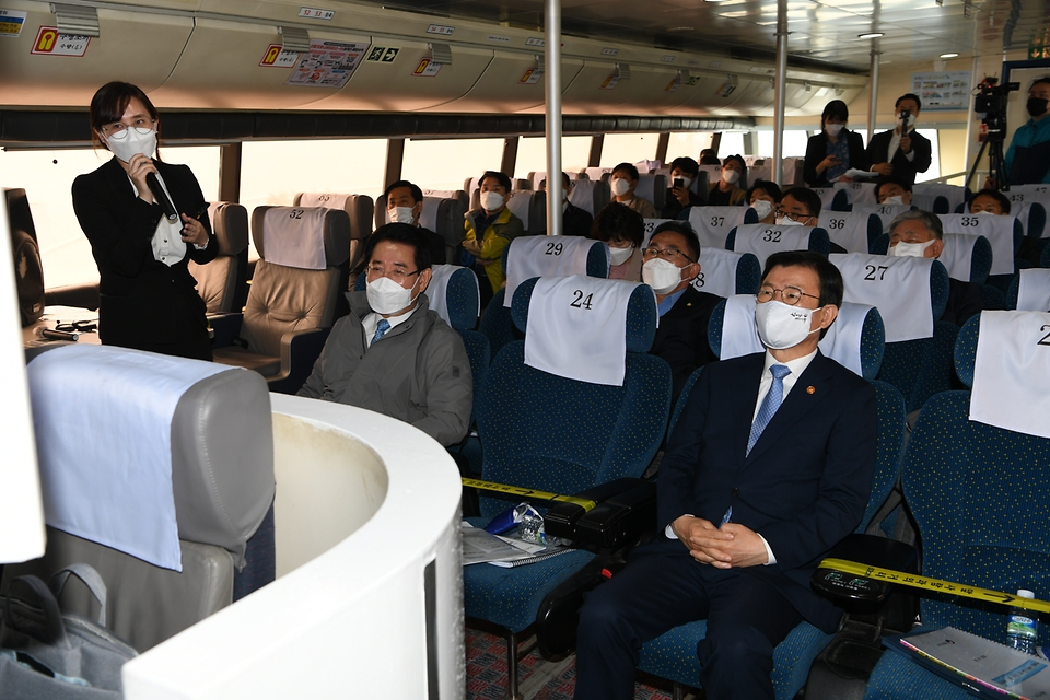 문성혁 해양수산부장관, 김영록 전라남도지사가 22일 오후 목포와 신안군 흑산면 만재항 간 여객선에서 열린 어촌뉴딜 300추진 현황 및 성과 선상포럼에 참석하고 있다.