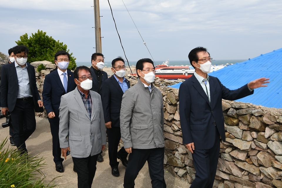 문성혁 해양수산부 장관, 김영록 전남지사, 박우량 신안군수가 22일 오후 전남 신안군 흑산면 만재도에서 열린 만재도 어촌뉴딜 사업 준공식에서 마을을 둘러보고 있다. 