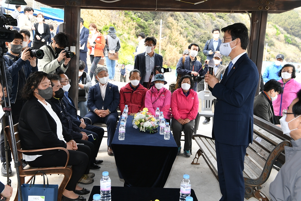 문성혁 해양수산부 장관, 김영록 전라남도지사, 박우량 신안군수가 22일 오후 신안군 흑산면 만재도에서 열린 만재도 어촌뉴딜 사업 준공식에서 주민들과 간담회를 갖고 있다.