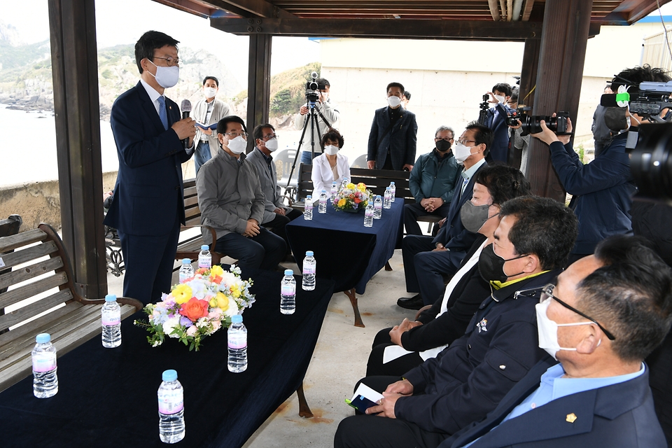 문성혁 해양수산부 장관, 김영록 전라남도지사, 박우량 신안군수가 22일 오후 신안군 흑산면 만재도에서 열린 만재도 어촌뉴딜 사업 준공식에서 주민들과 간담회를 갖고 있다.