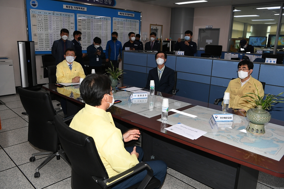 문성혁 해양수산부 장관이 22일 오후 전남 목포시 연안여객터미널을 방문해 신종 코로나바이러스 감염증(코로나19) 방역 상황을 점검하고 관광객의 안전을 위해 방역 관리에 최선을 다할 것을 당부하고 있다.