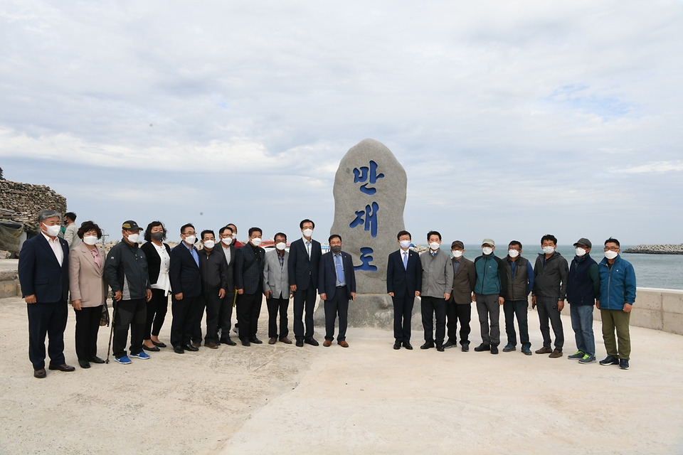 문성혁 해양수산부 장관, 김영록 전남지사, 박우량 신안군수가 22일 오후 전남 신안군 흑산면 만재도에서 열린 만재도 어촌뉴딜 사업 준공식에서 마을을 둘러보고 주민들과 기념촬영을 하고 있다. 