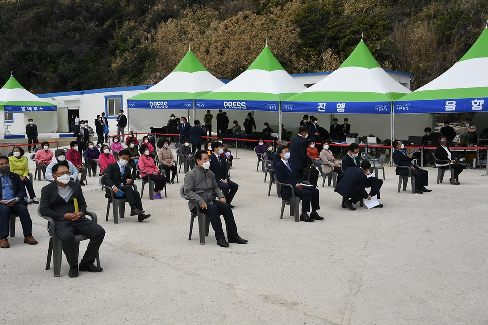 문성혁 해양수산부 장관이 22일 오후 전남 신안군 만재도에서 열린 해양수산부의 어촌뉴딜 사업 준공식 행사에 참석하고 있다.