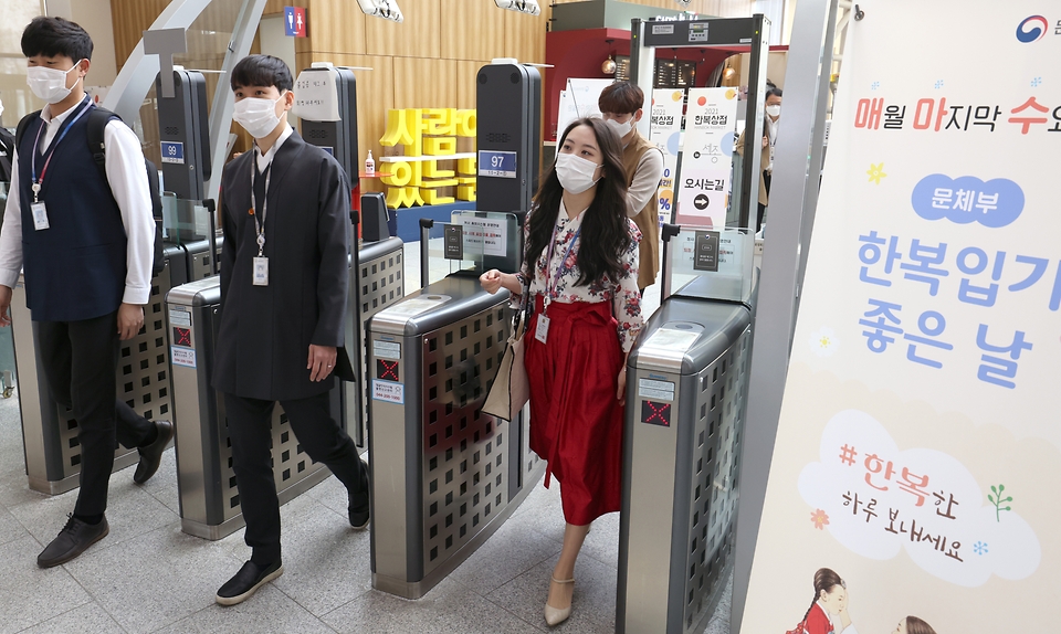 문화체육관광부가 매월 마지막 수요일 ‘문화가 있는 날’을 ‘한복 입기 좋은 날’로 정하고 시행 첫 날인 3월 31일 문체부 직원들이 한복을 입고 출근해 근무를 하고 있다.