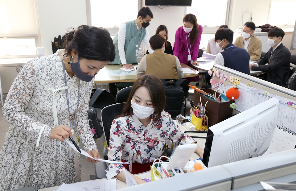 문화체육관광부가 매월 마지막 수요일 ‘문화가 있는 날’을 ‘한복 입기 좋은 날’로 정하고 시행 첫 날인 3월 31일 문체부 직원들이 한복을 입고 출근해 근무를 하고 있다.