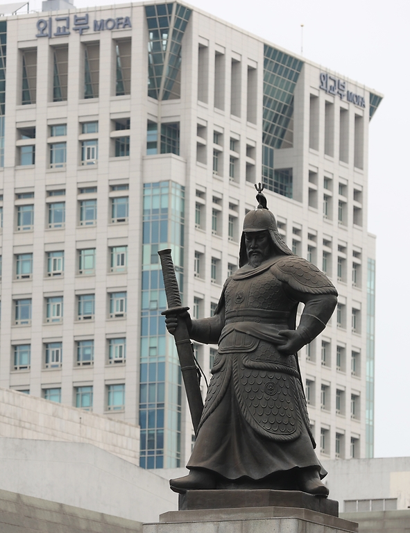 27일 충무공 탄신일을 하루 앞두고 정부서울청사를 배경으로 광화문 이순신 장군 동상이 보이고 있다.