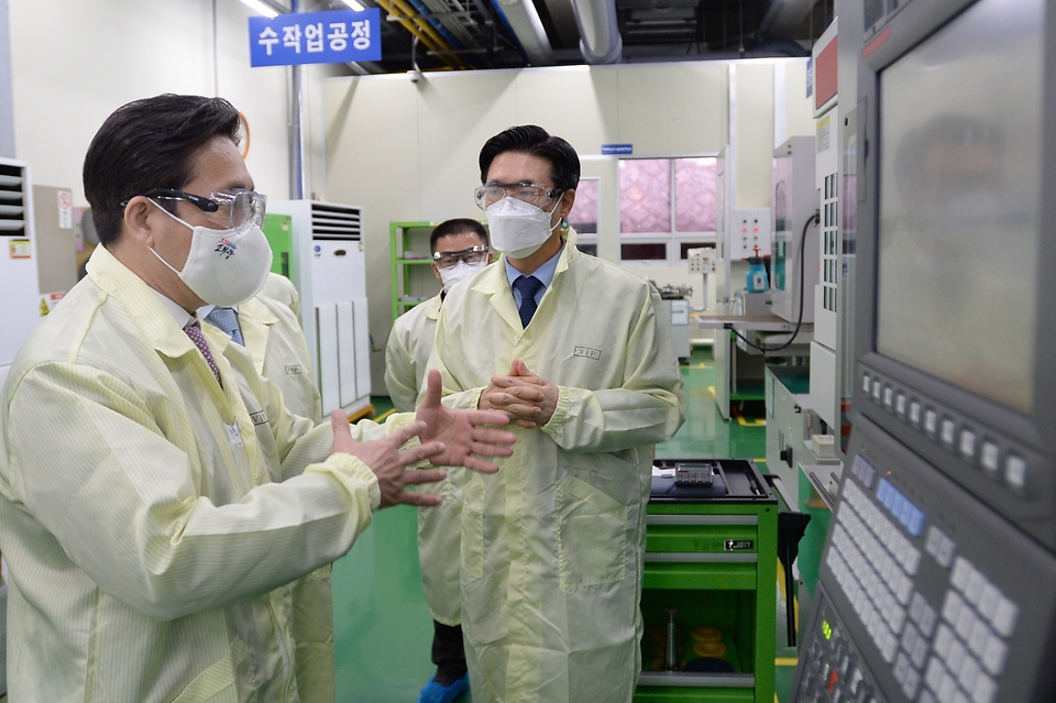 성윤모 산업통상자원부 장관이 28일 경기도 안성시에 위치한 소부장 R&D 성과기업 ‘미코세라믹스’를 방문해 생산현장을 둘러보고 있다.