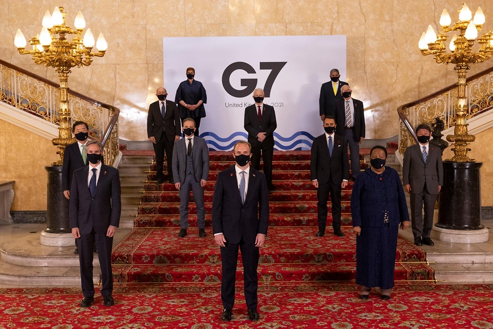 5일(현지시간) 런던에서 열린 G7 외교장관 회의에 참여한 정의용 외교부 장관 등 각국 외교장관들이 기념촬영을 하고 있다.