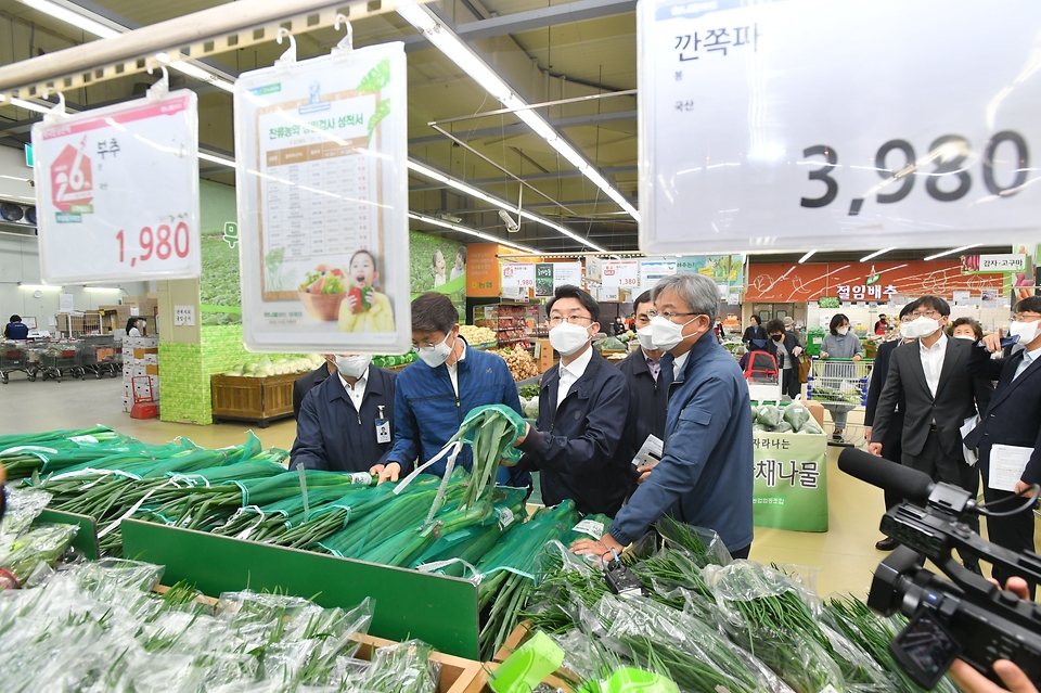 이억원 기획재정부 차관이 4일 서울 서초구 양재동 농협 하나로마트를 방문, 농수산품 가격 및 수급동향을 점검하고 있다.