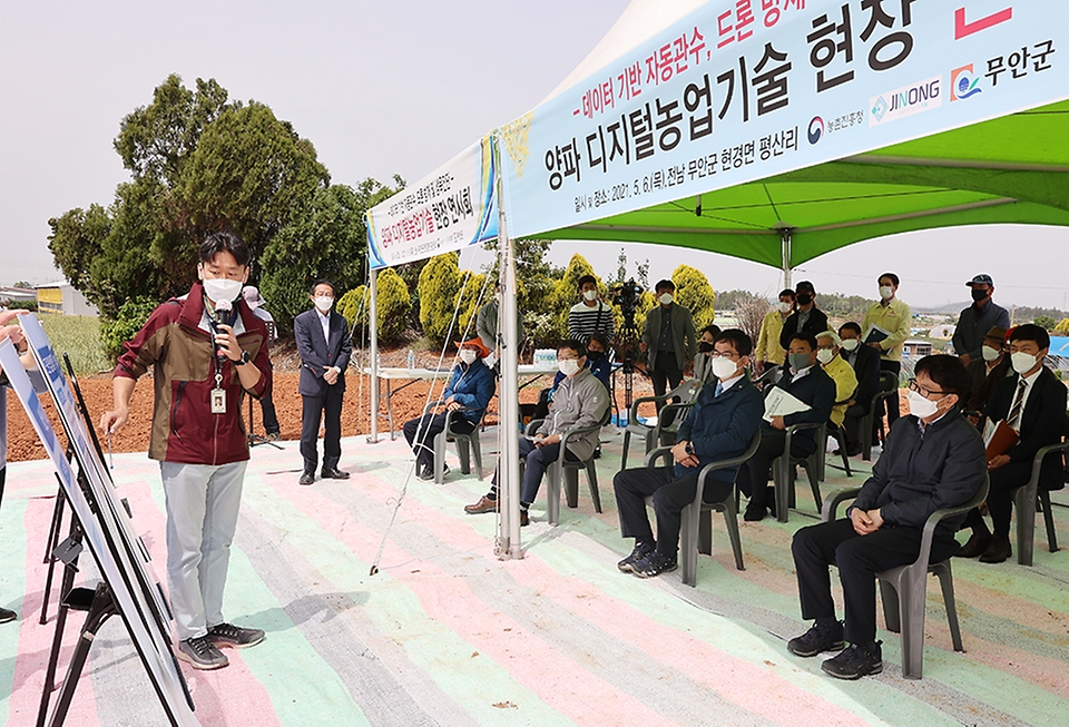 허태웅 농촌진흥청장이 6일 전남 무안군 현경면 일대에서 열린 양파 디지털농업 현장 연시회에 참석해 관계자로부터 설명을 듣고 있다.