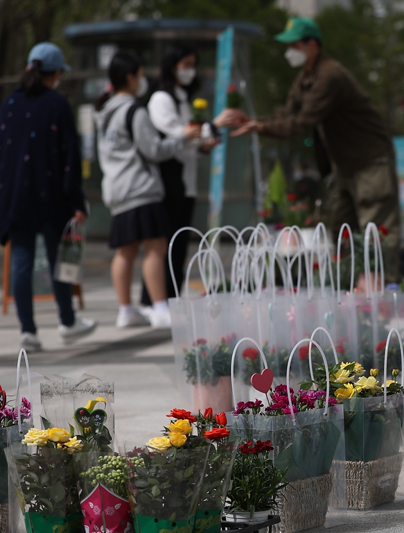 7일 어버이날을 하루 앞두고 서울 중구 세종대로 사람숲길에 상생꽃집이 마련되어 지나가는 시민들이 꽃을 구매하고 있다. 