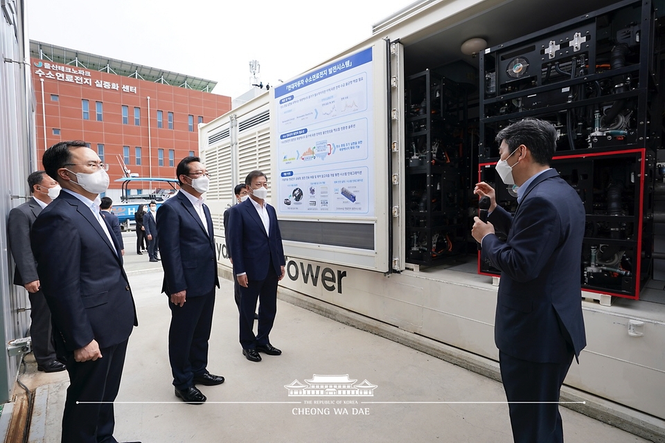 문재인 대통령이 6일 울산 남구 수소연료전지 실증화센터를 방문해 수소차 연료전지발전시스템을 둘러보고 있다.