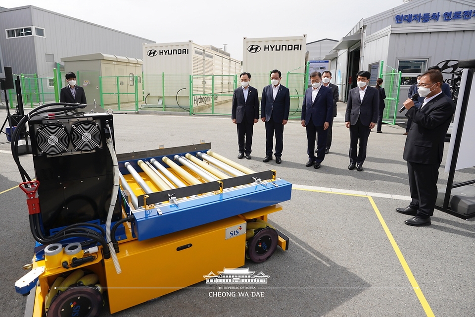 문재인 대통령이 6일 울산 남구 수소연료전지 실증화센터를 방문해 수소 무인 운반차에 대한 설명을 듣고 있다.