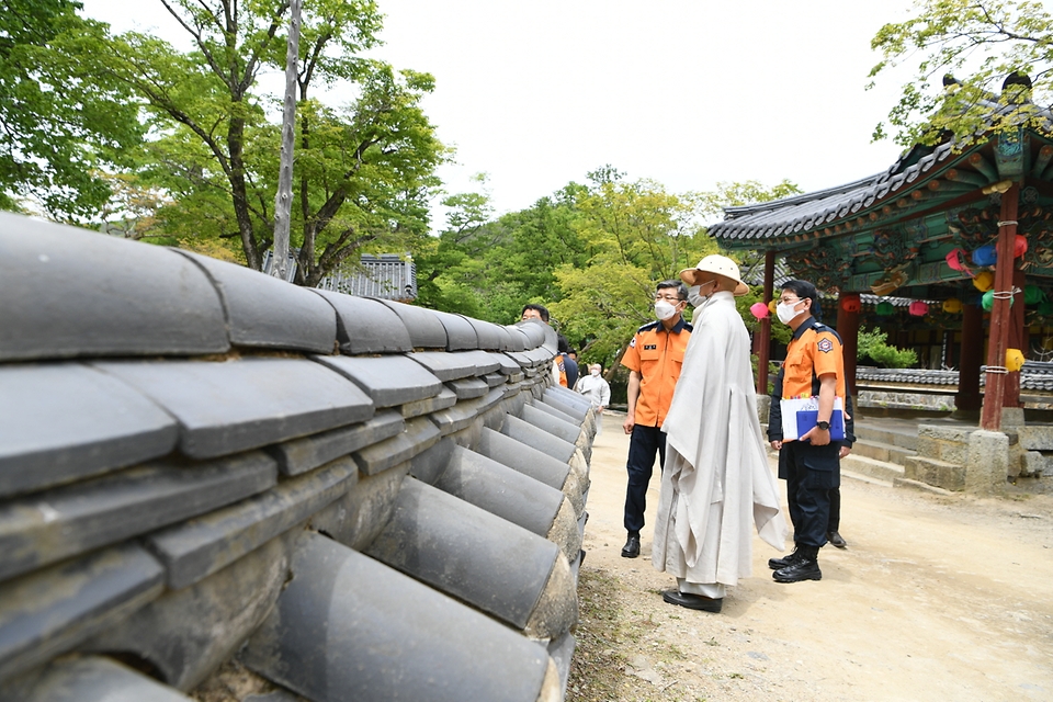 신열우 소방청장은 6일 전남 순천시 송광사를 방문해 부처님 오신 날을 앞두고 전통사찰 화재안전점검을 실시하고 있다.