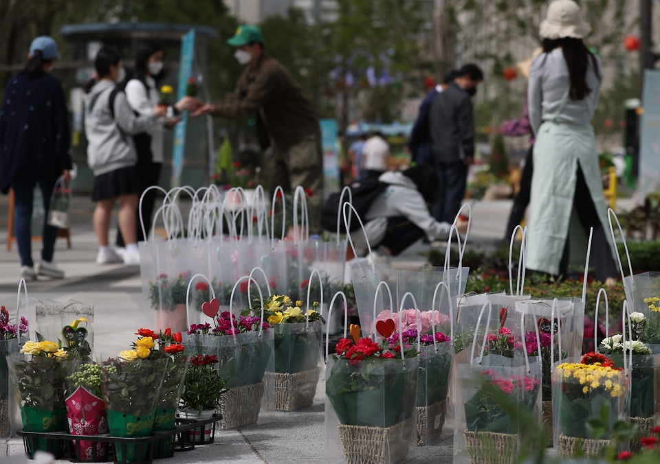 7일 어버이날을 하루 앞두고 서울 중구 세종대로 사람숲길에 상생꽃집이 마련되어 지나가는 시민들이 꽃을 구매하고 있다. 