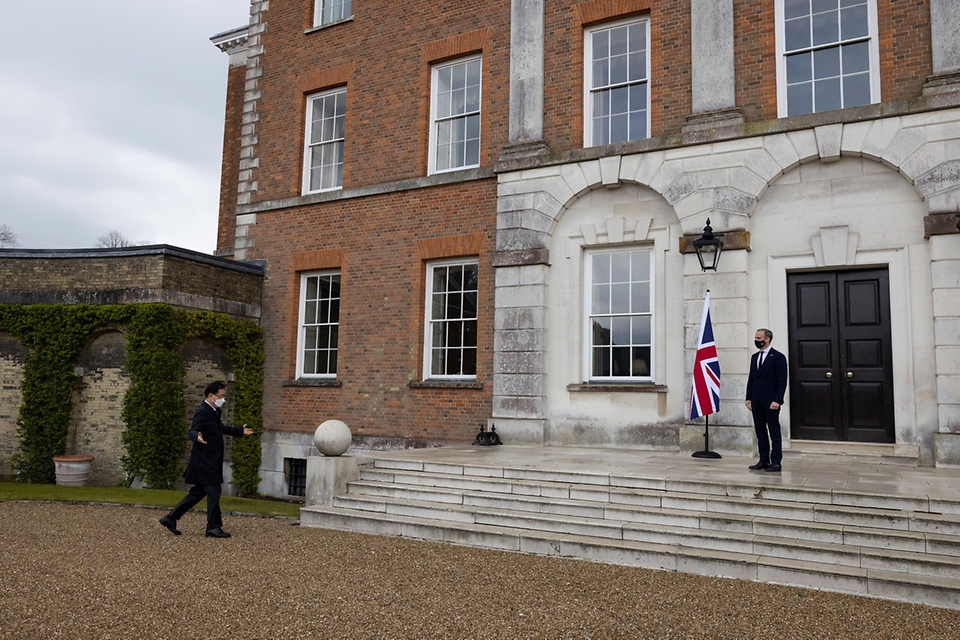G7 외교·개발장관회의 참석을 위해 영국을 방문 중인 정의용 외교부 장관이 6일(현지시간) 런던 근교 켄트 지역의 쉐브닝 하우스에서 도미닉 랍 영국 외무장관과 인사를 나누고 있다.