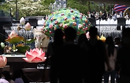 청계천에서 연등 보며 휴식 중 사진 8