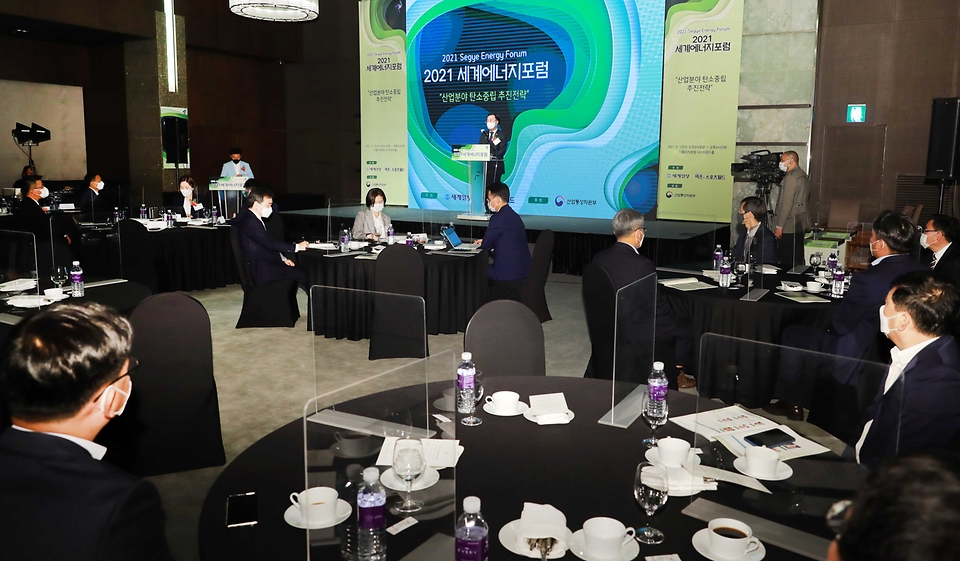 12일 서울 더 플라자호텔 다이아몬드홀에서 열린 ‘2021 세계에너지포럼’에서 문승욱 산업통상자원부 장관이 축사를 하고 있다.