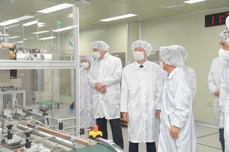 김강립 식품의약품안전처장이 12일 충남 천안시 소재 주사제 업체 ‘동아에스티’에 방문해 제조 현장을 살펴보고 있다. 
