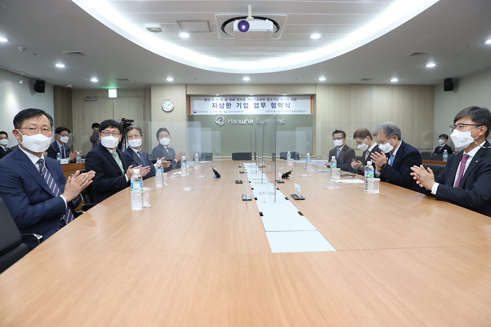 권칠승 중소벤처기업부 장관이 12일 경기도 용인시 한화시스템 용인종합연구소에서 열린 한화시스템 자상한 기업 업무협약식에 참석하고 있다.