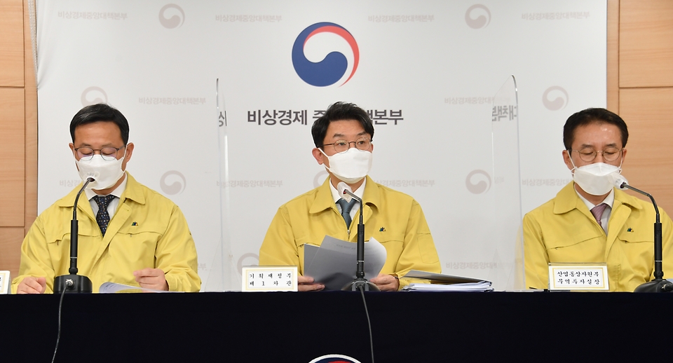 이억원 기획재정부 차관이 12일 서울 종로구 정부서울청사에서 열린 ‘제35차 비상경제 중대본 회의’ 정례브리핑에서 주요내용을 발표하고 있다.