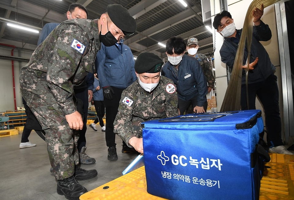 12일 충북 오창 물류창고에서 열린 ‘모더나 백신 수송 모의훈련’에서 군 관계자들이 백신을 옮기고 있다. (출처=국방일보)