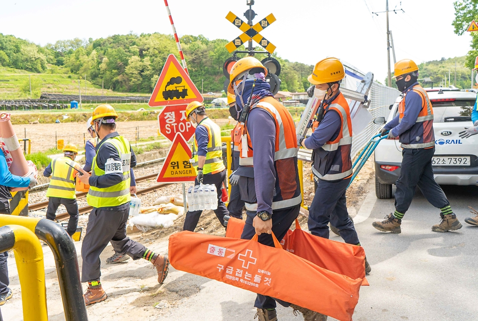 12일 오후 경북 영주 덕암터널 인근(영주역∼어등역)에서 ‘철도 대형사고 실제훈련’이 진행되고 있다.
