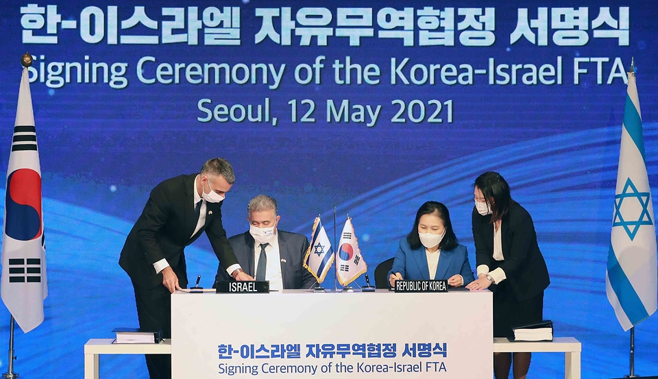 유명희 산업통상자원부 통상교섭본부장이 12일 오후 서울 중구 롯데호텔에서 열린 한-이스라엘 FTA 서명식에서 아미르 페렛츠(Amir PERETZ) 이스라엘 경제산업부 장관과 서명하고 있다.