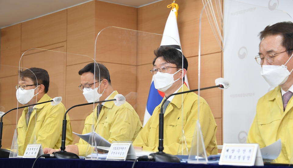 이억원 기획재정부 차관이 12일 서울 종로구 정부서울청사에서 열린 ‘제35차 비상경제 중대본 회의’ 정례브리핑에서 주요내용을 발표하고 있다.