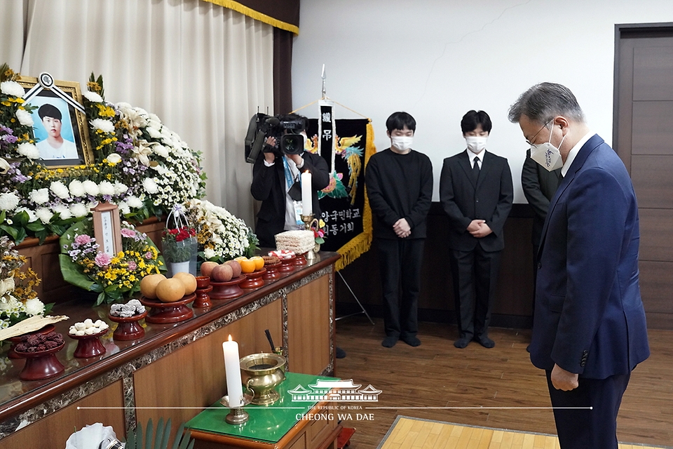 문재인 대통령이 13일 오후 경기도 평택 안중백병원 장례식장에 마련된 고 이선호 씨 빈소를 찾아 조문하고 있다.