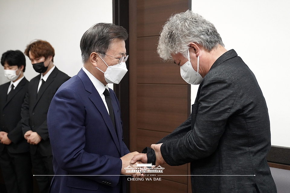 문재인 대통령이 13일 오후 경기도 평택 안중백병원 장례식장에 마련된 고 이선호 씨 빈소를 찾아 조문하고 있다.