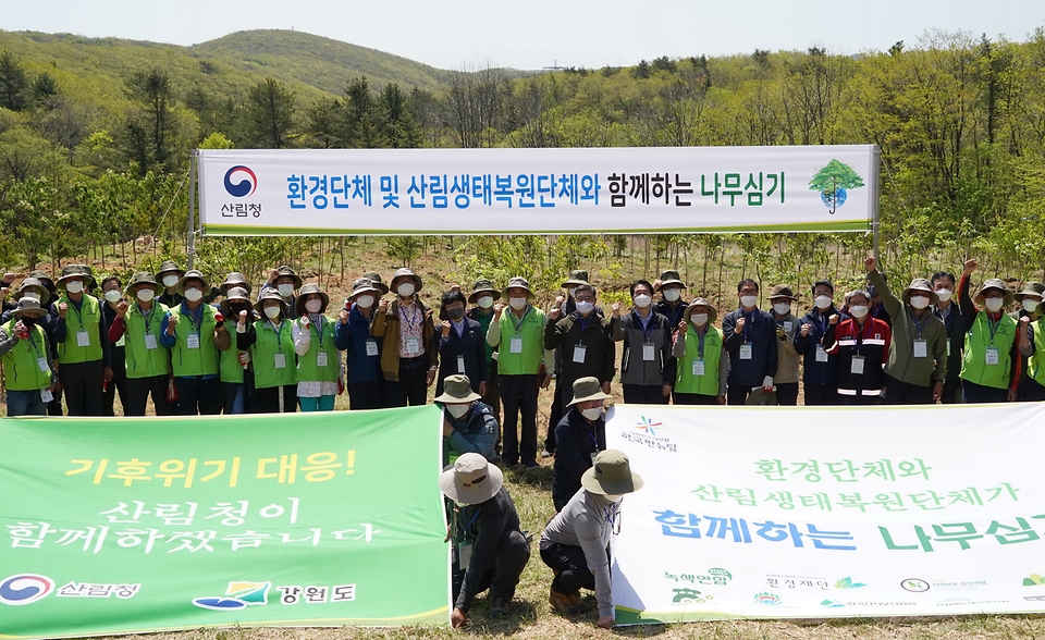 최병암 산림청장이 13일 탄소흡수원 확충을 위해 강원도 평창군 백두대간 대관령에서 환경단체 및 산림생태복원단체와 나무를 심은 후 기념촬영을 하고 있다.