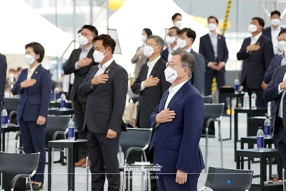 문재인 대통령이 13일 오후 경기도 평택시 삼성전자 평택단지 3라인 건설현장에 마련된 야외무대에서 열린 ‘K-반도체 전략 보고’에 참석해 국민의례를 하고 있다.